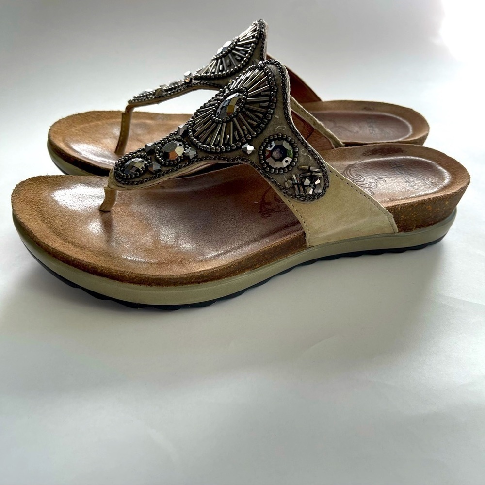 Dansko Pamela Thong Embellished Beaded Beige Suede Leather Size 38 US 7.5-8